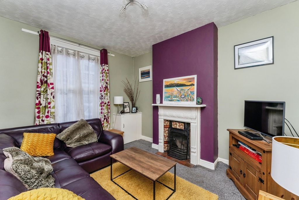 Property photo 1 of 17 Lounge