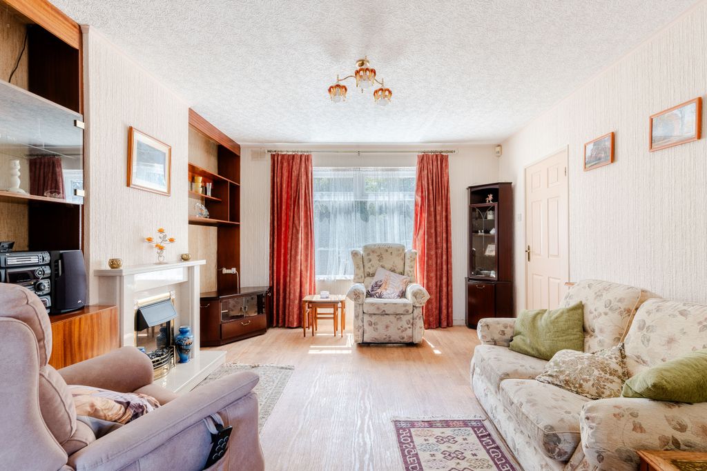 Property photo 3 of 17 A7407452-Hdr-3