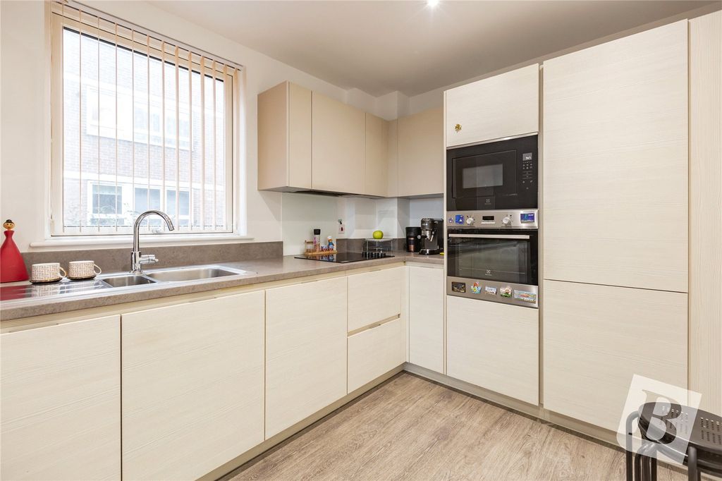 Property photo 3 of 18 Kitchen