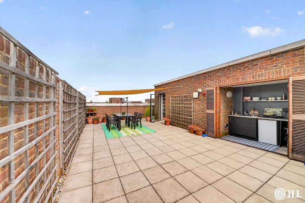 Property photo 2 of 28