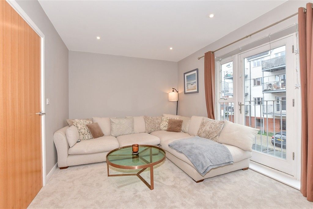 Property photo 1 of 10 Lounge