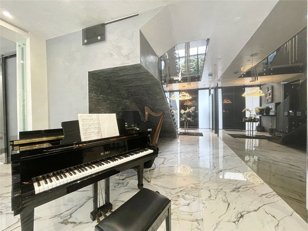 Additional image 8 of 5 bed detached house to rentWaggon Road, Barnet EN4