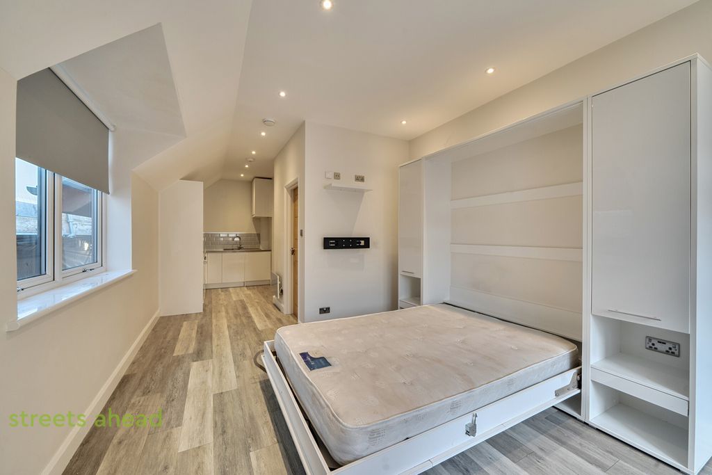 Property photo 3 of 12 82F7A793-ba17-4Eb...