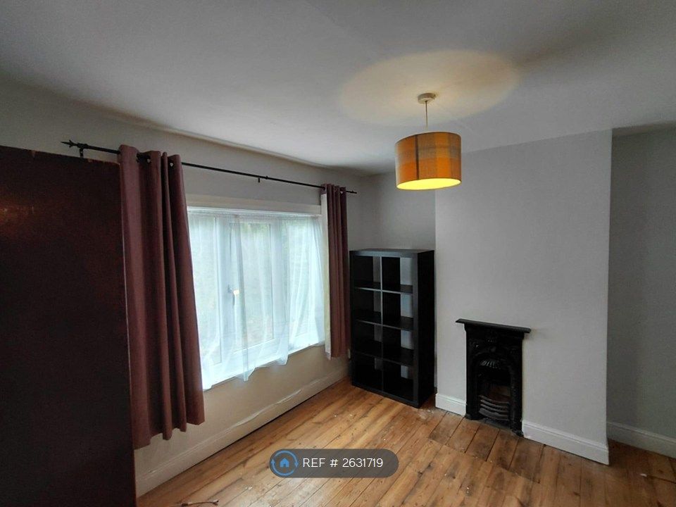 Property photo 3 of 15 Front Bedroom