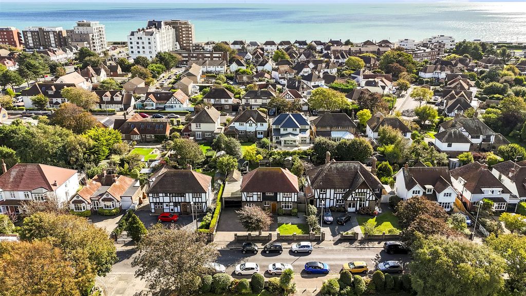 Property photo 2 of 37 11 Pevensey Road Drone Sea