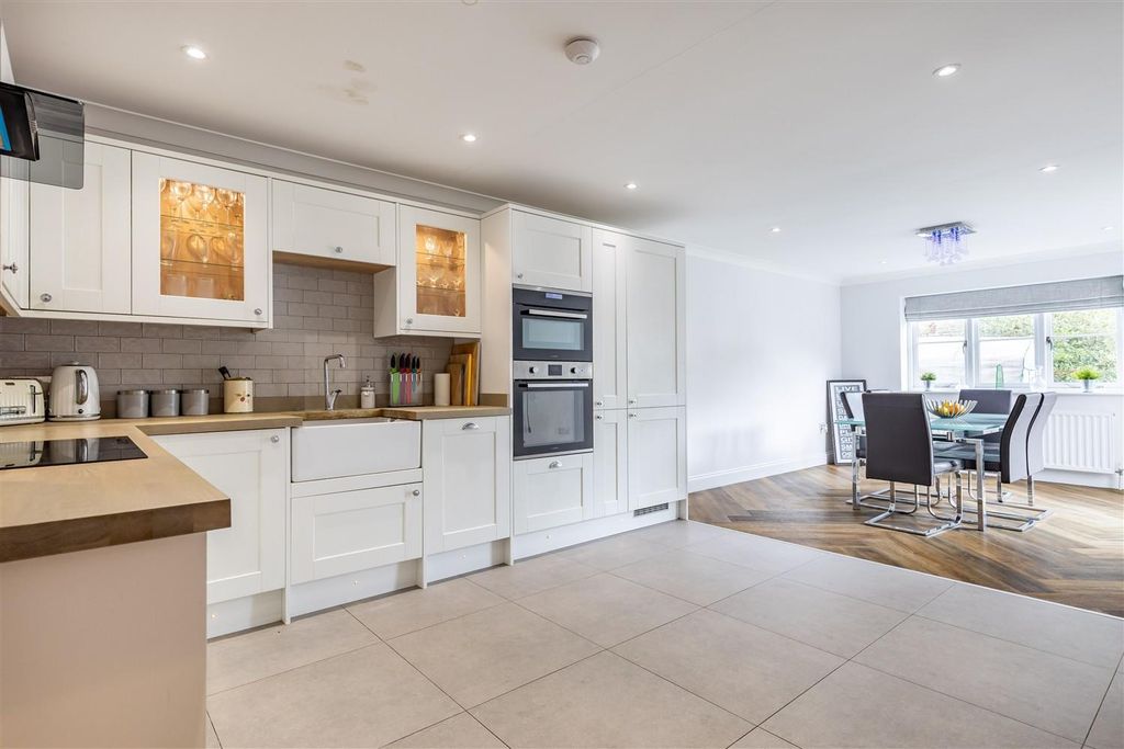 Property photo 3 of 45 1A, Bumbles Green (6).Jpg