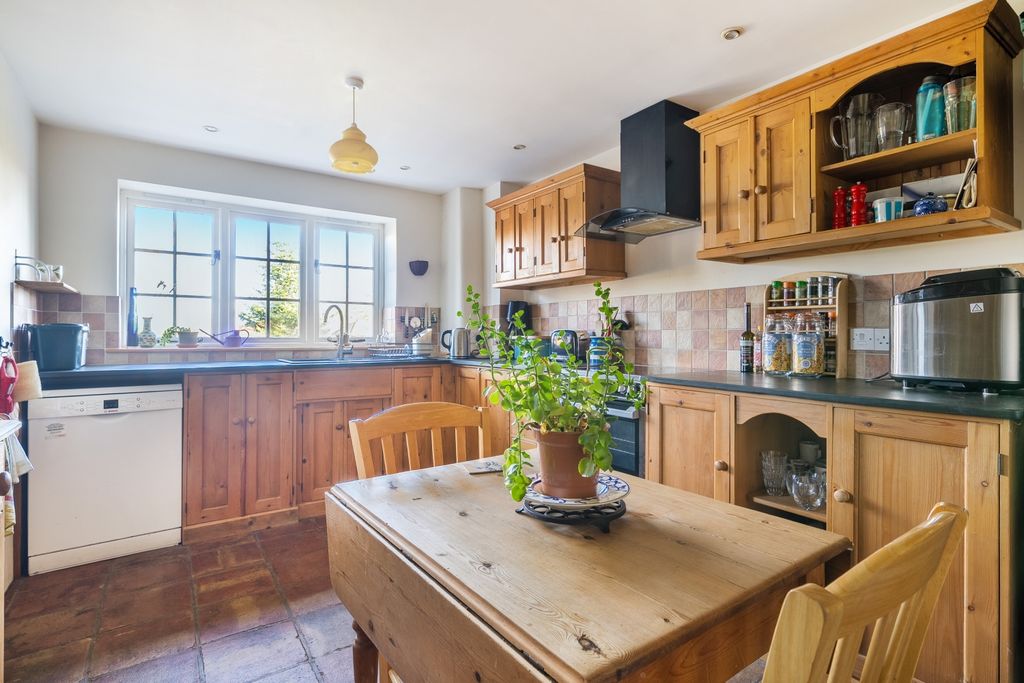 Property photo 2 of 19 1-6920597731Ac1-1383511-12-691F23A31B0c6-Arw-1