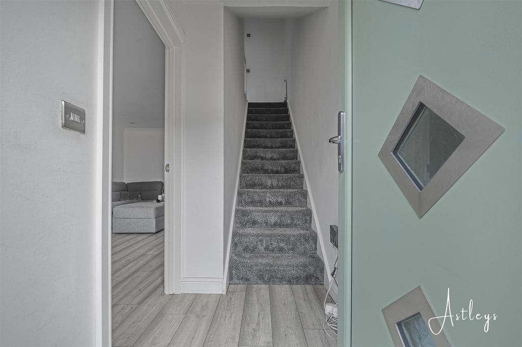 Property photo 2 of 19 Hallway