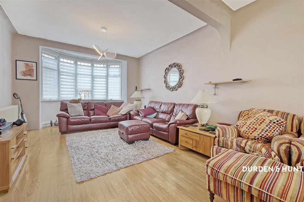 Property photo 3 of 13 Chalgrove Crescent