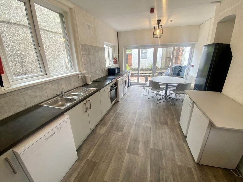 Property photo 2 of 13 Kitchen 2