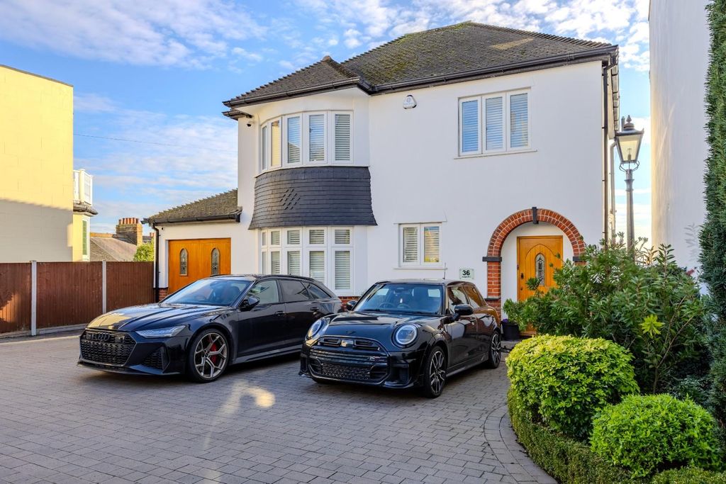 Property photo 3 of 42