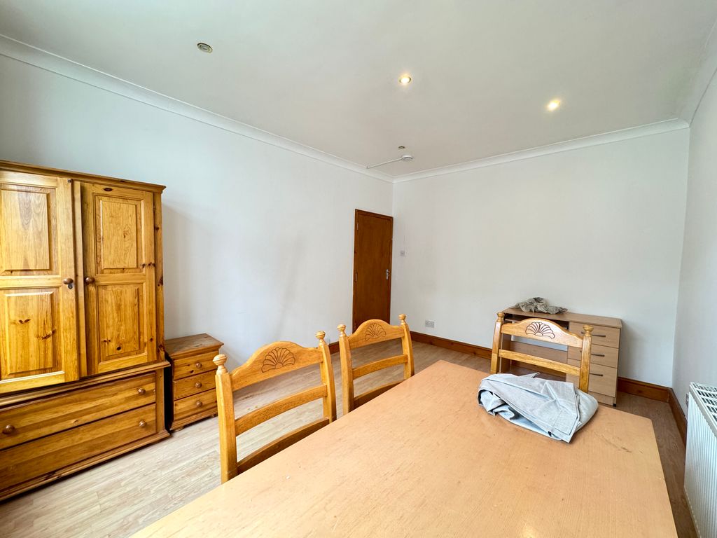 Property photo 3 of 35