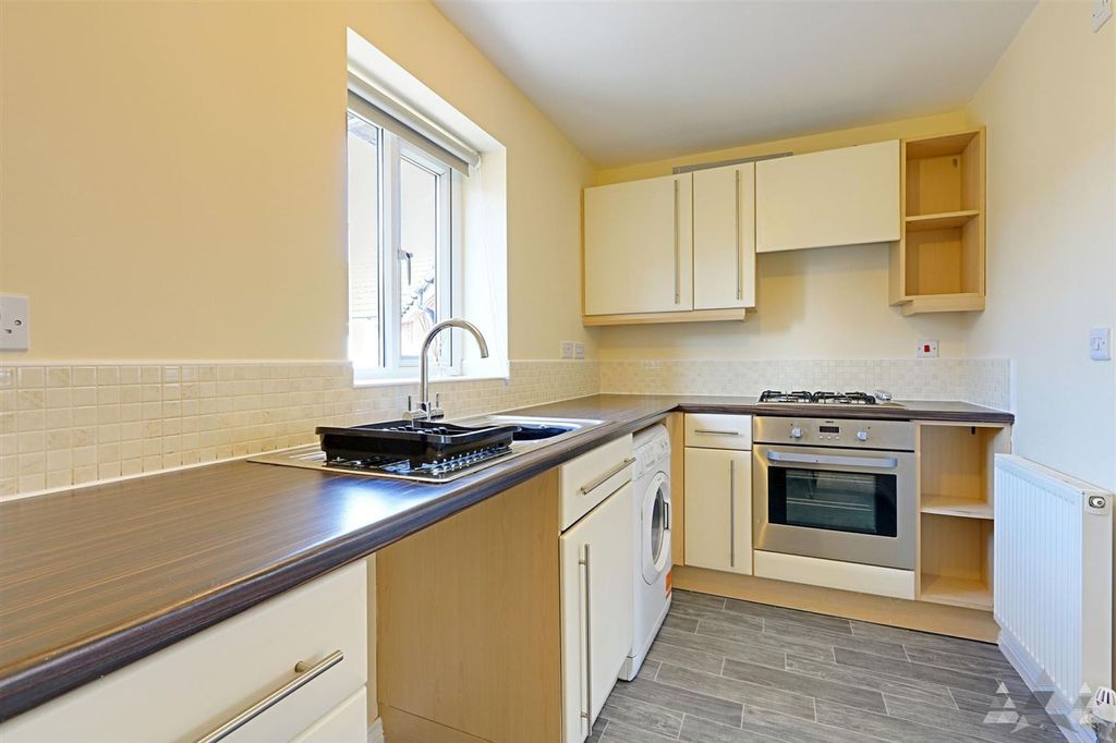 Property photo 3 of 11 Kitchen