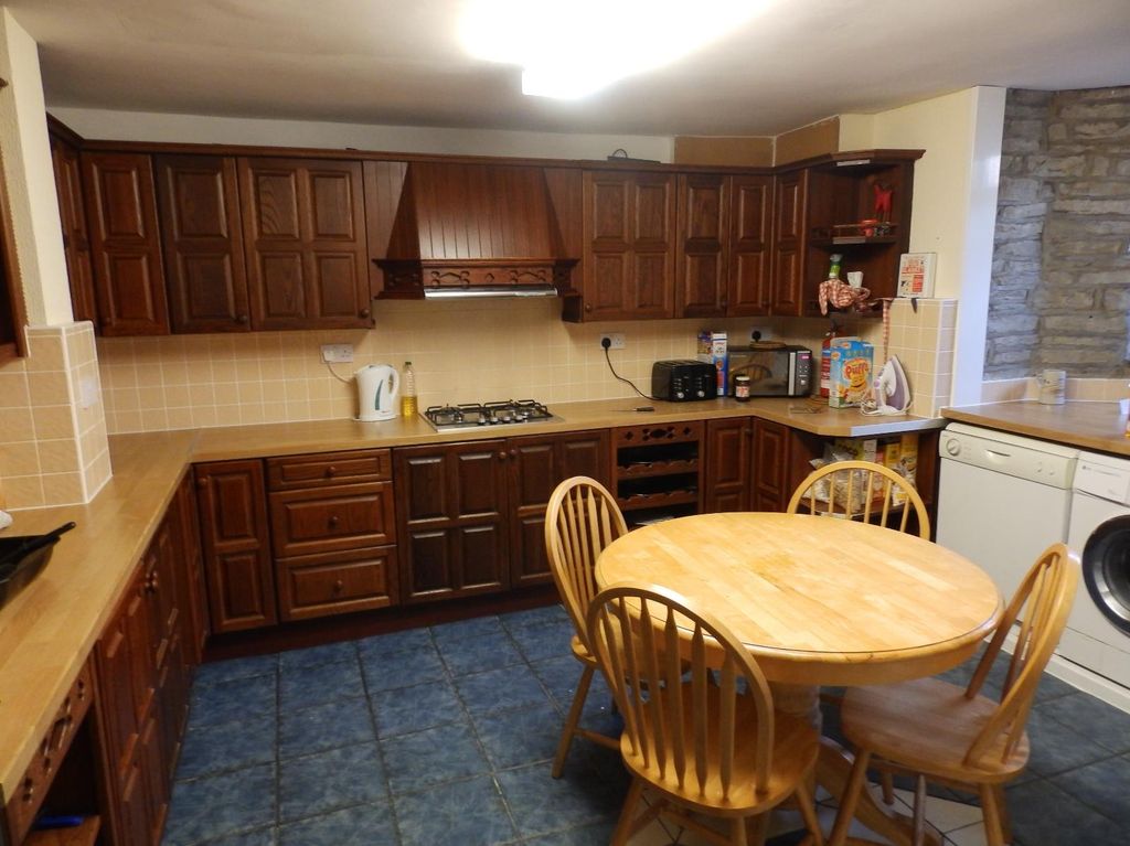 Property photo 3 of 7 Kitchen