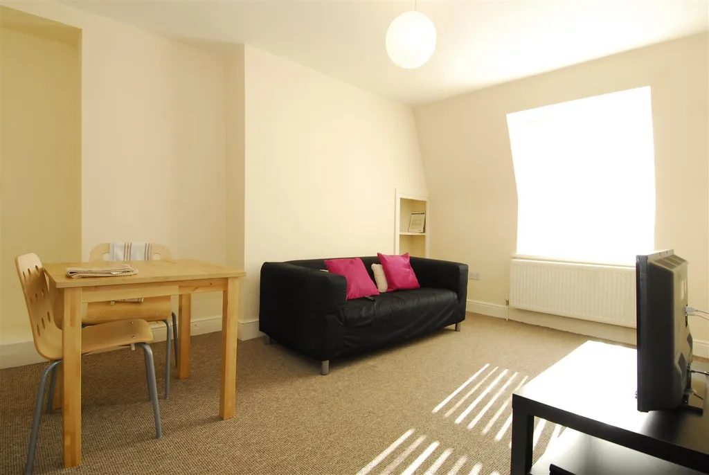 Apartment in Plymouth, Mutley - View 3
