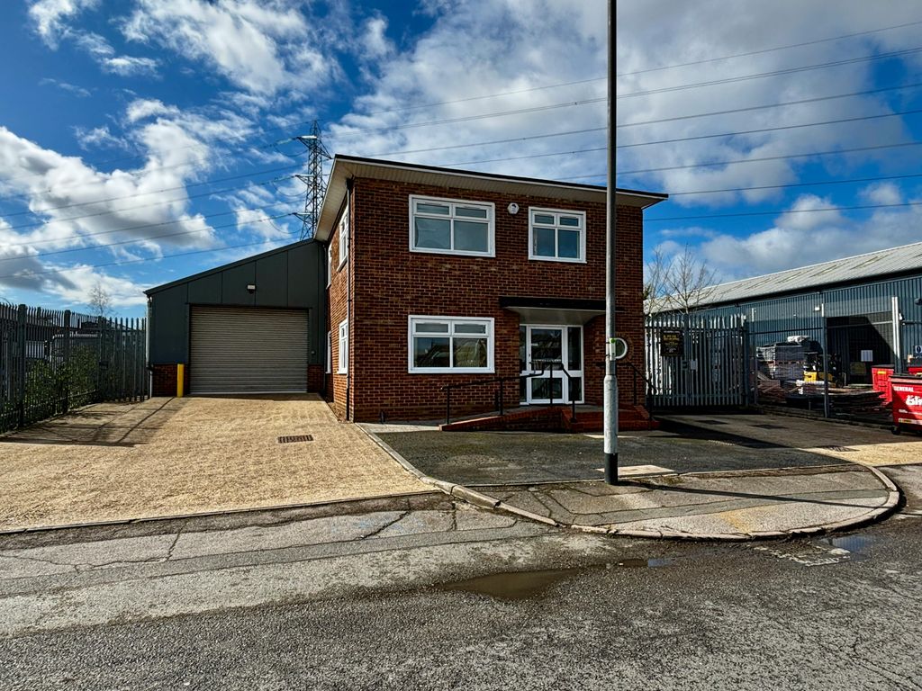 Property photo 1 of 6 Unit 2 Eastern Avenue, Dunstable Warehouse To Let Front