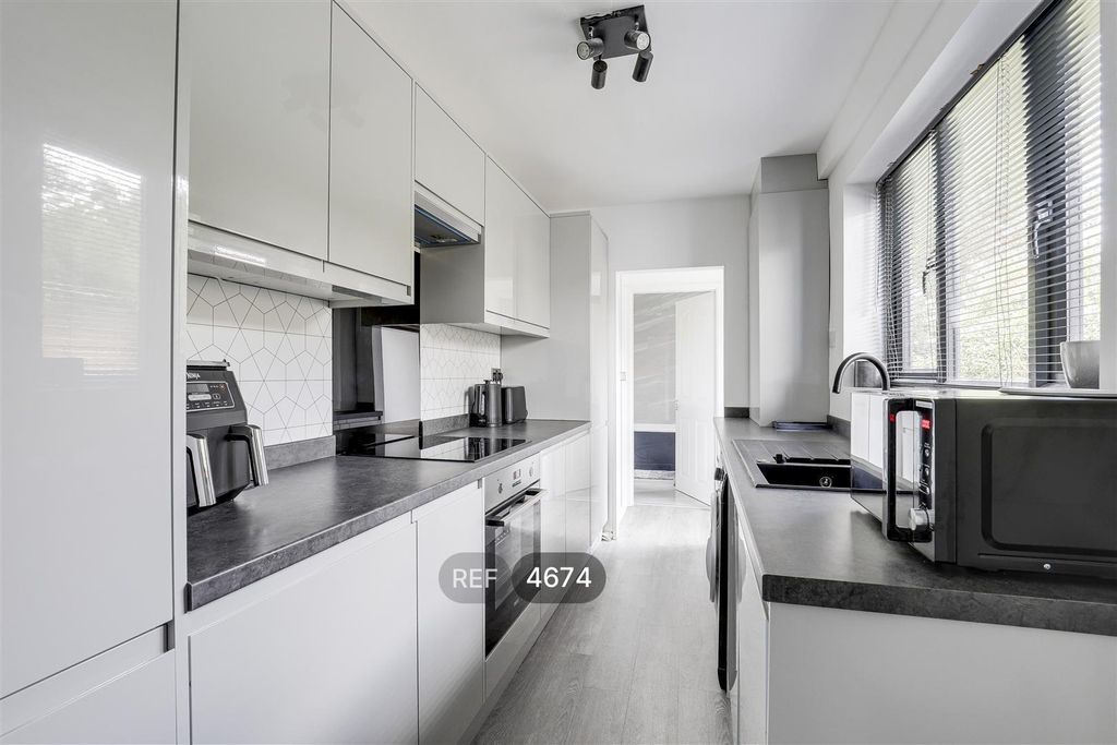 Property photo 2 of 10 Kitchen