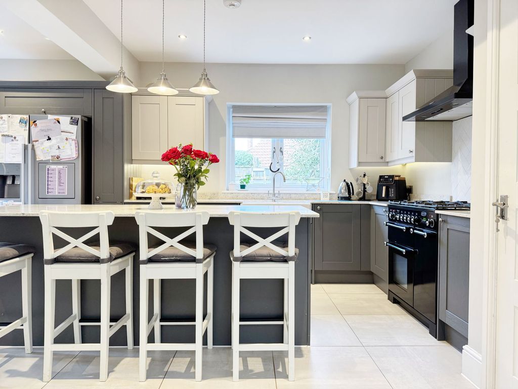 Property photo 2 of 33