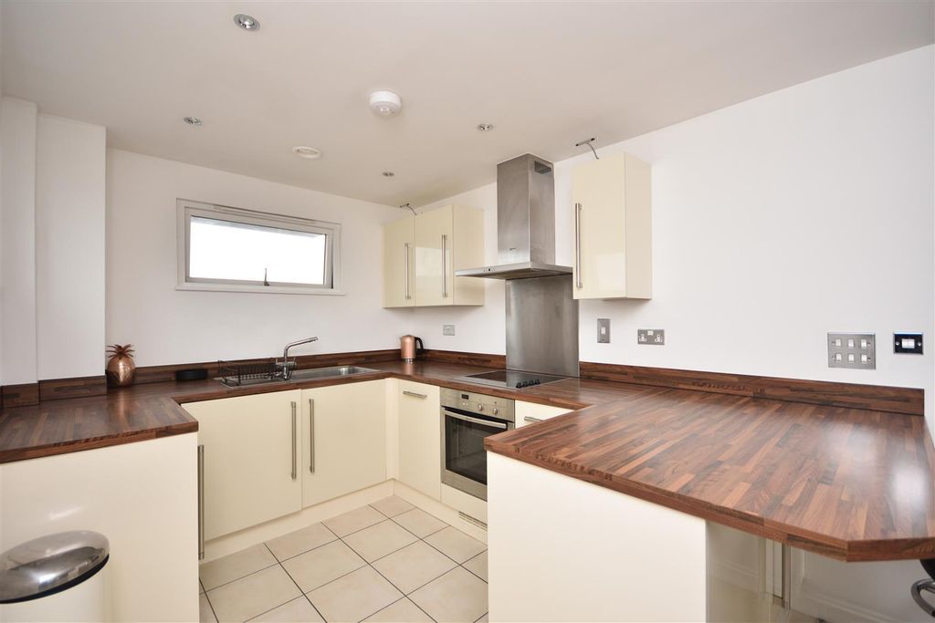 Property photo 3 of 25 Kitchen