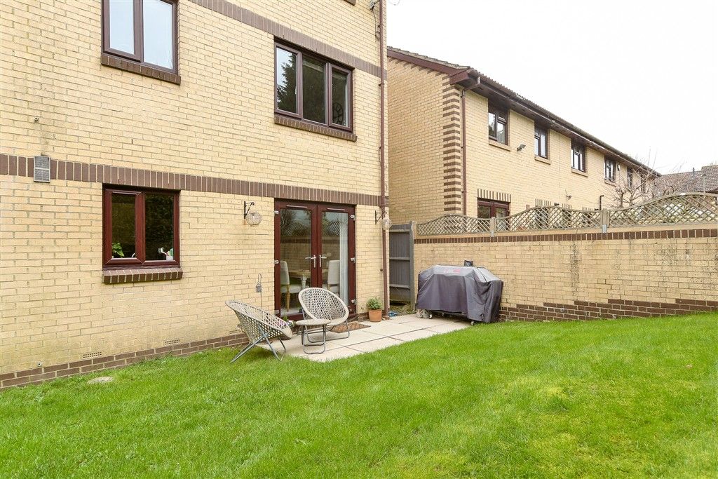 Property photo 2 of 13 Communal Gardens