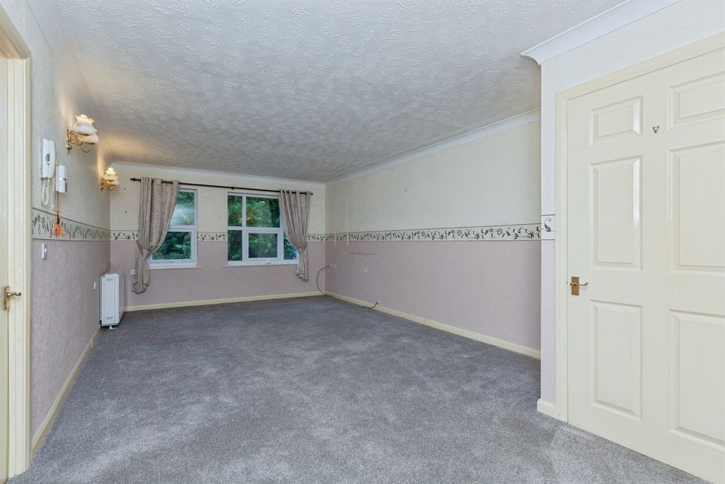 2 bed flat for saleWinterburn Gardens, Whetstone, Leicester LE8 photo 5