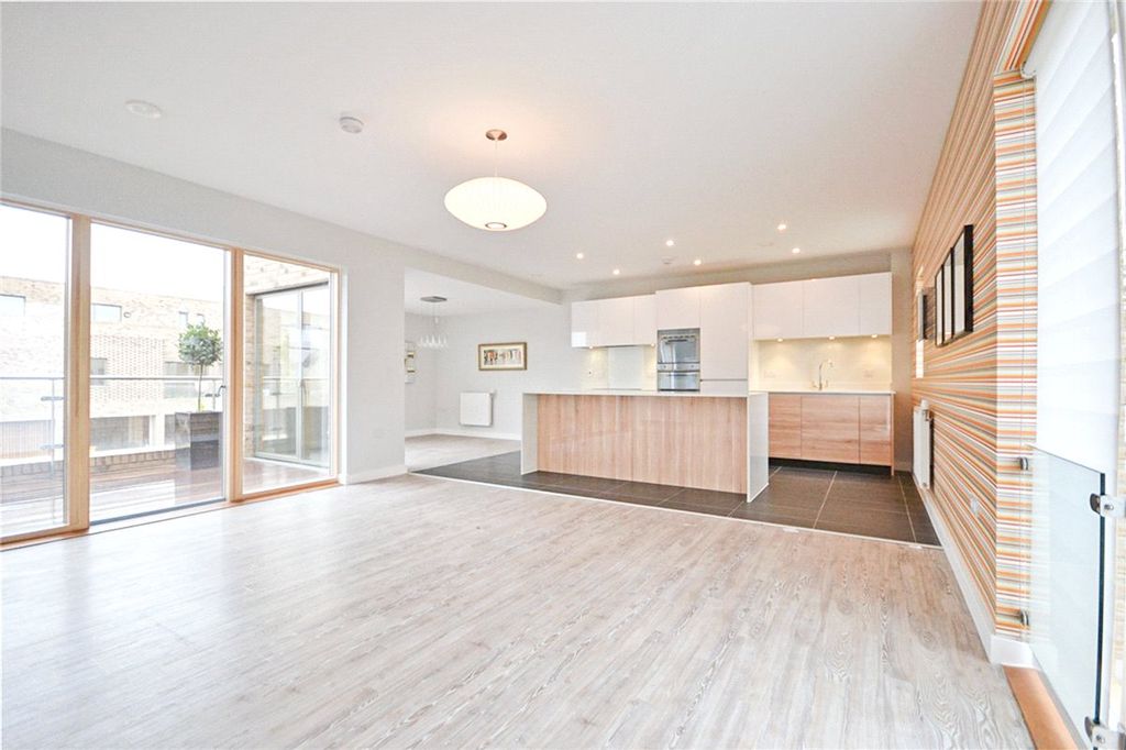 Property photo 2 of 15 Picture No. 30