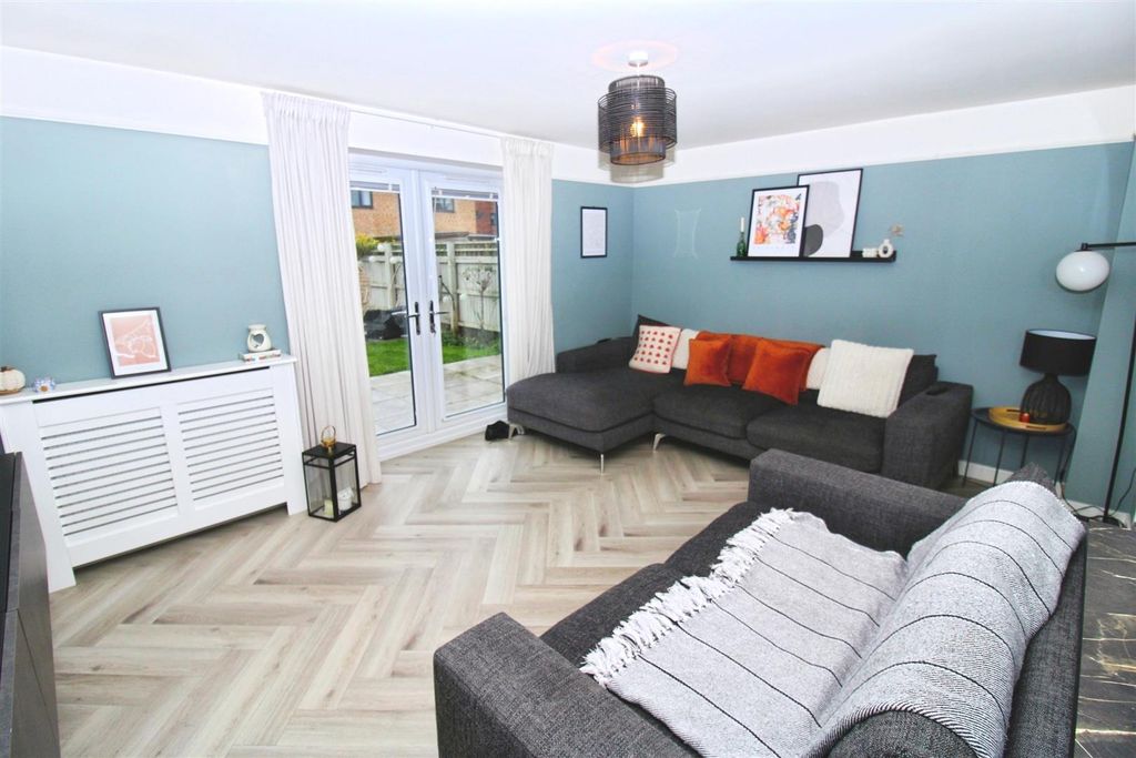 Property photo 3 of 20 Lounge