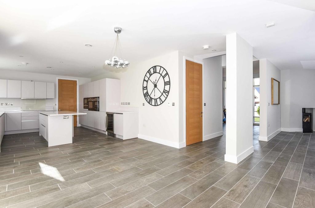 Property photo 2 of 12 Kitchen