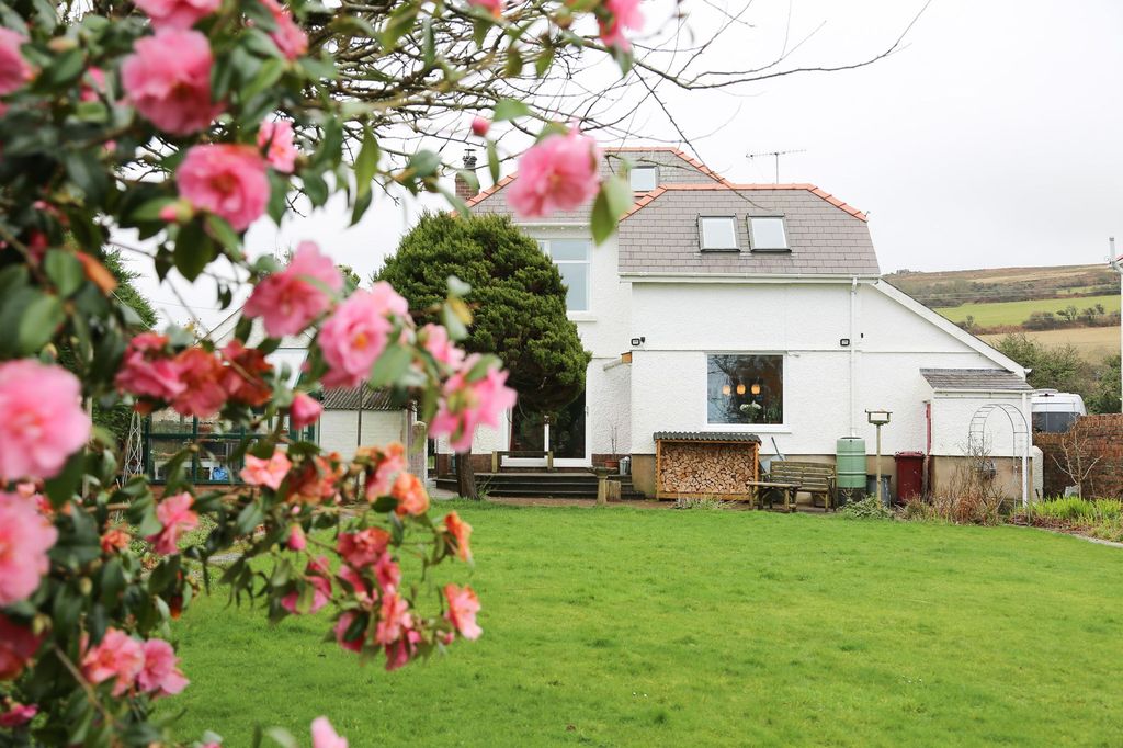 Property photo 2 of 27