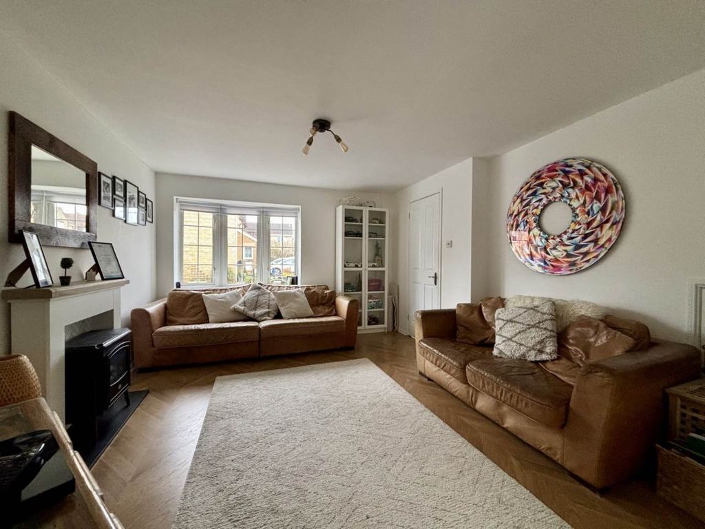 Property photo 3 of 17 Lounge 2