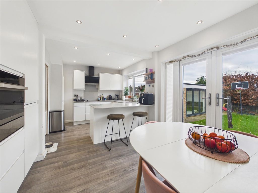 Property photo 2 of 26 Cam05476G0-Pr0130-Still031.Jpg