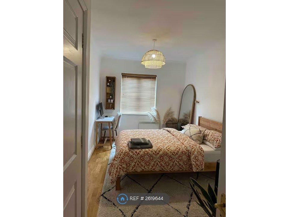 Property photo 3 of 8 Double Bedroom With Ensuite