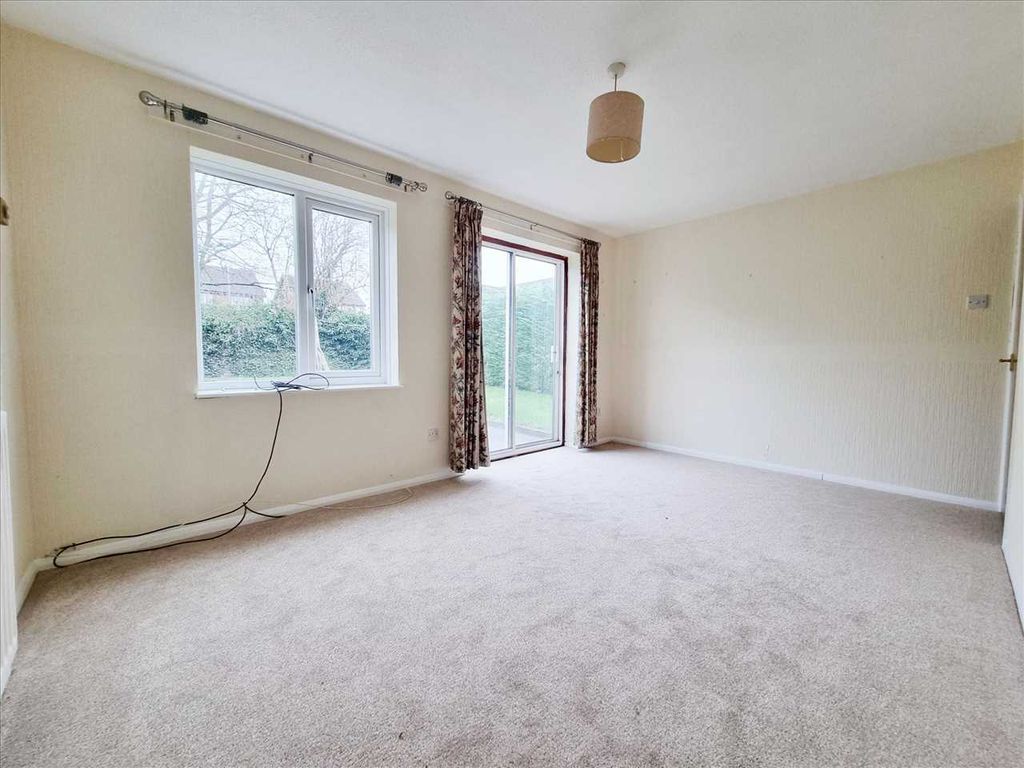 Property photo 3 of 9 Lounge: