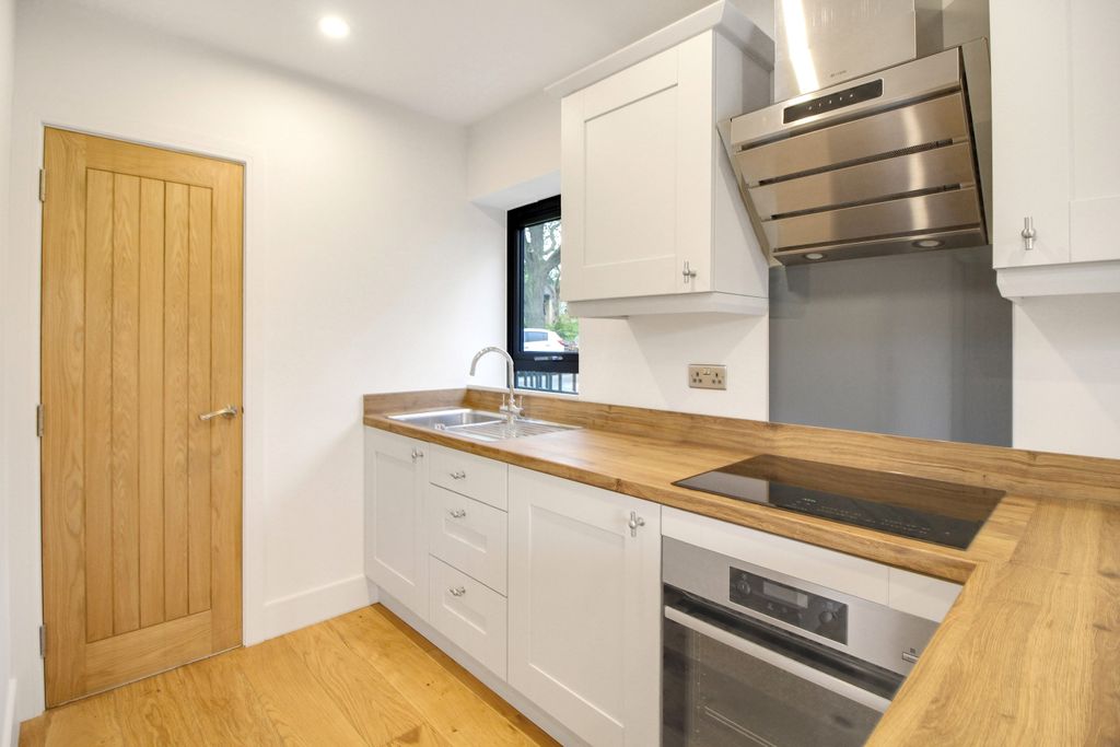 Property photo 3 of 9 Kitchen 1