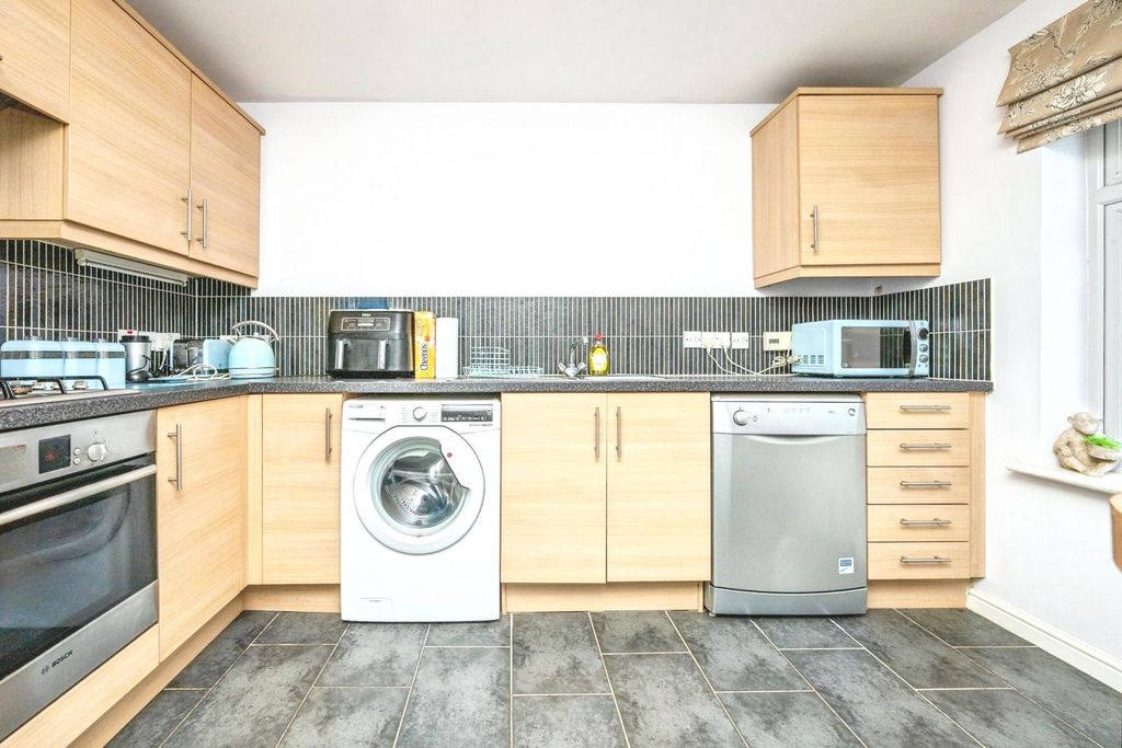 Property photo 3 of 23 Kitchen