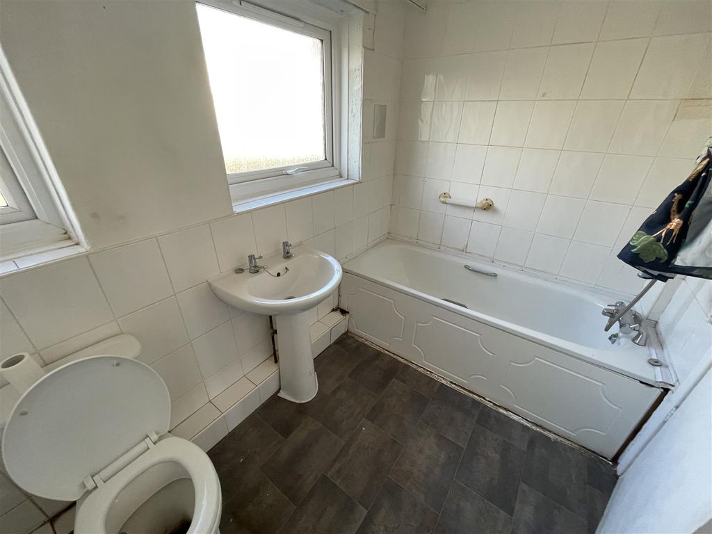 Property photo 3 of 8 55 Clev 5.Jpg