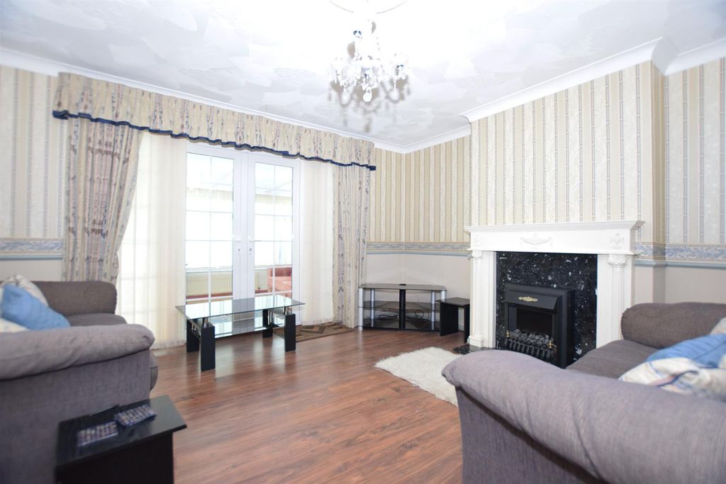 Property photo 3 of 10 Lounge