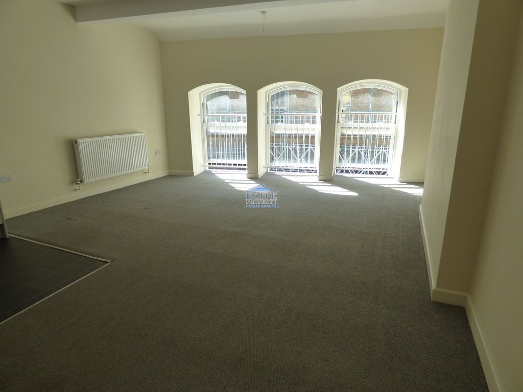 Property photo 3 of 6 Lounge Area