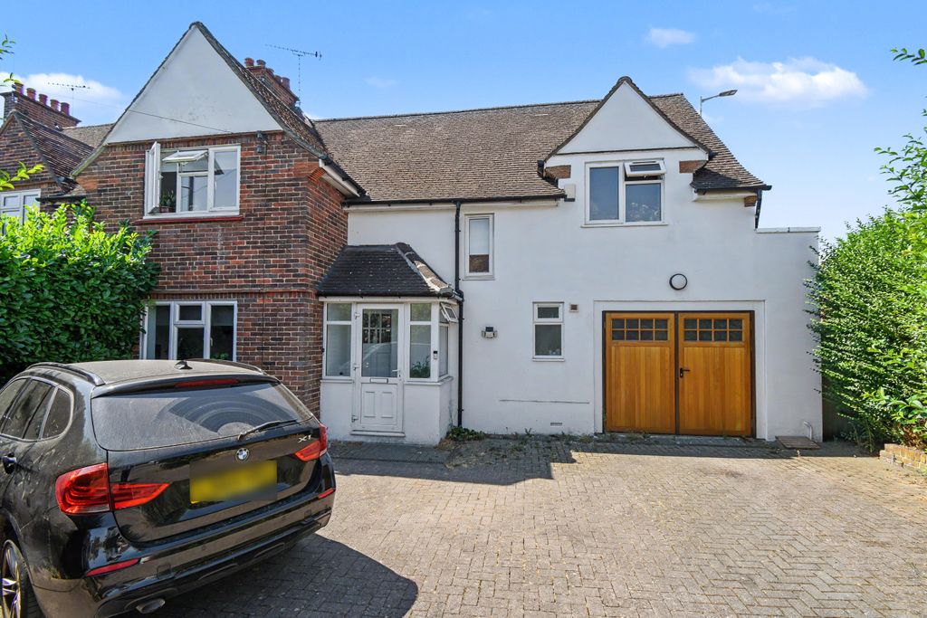 Property photo 1 of 14 33 Gonville Avenue, Croxley Green, Rickmansworth, Hertfordshire, Wd3 3By