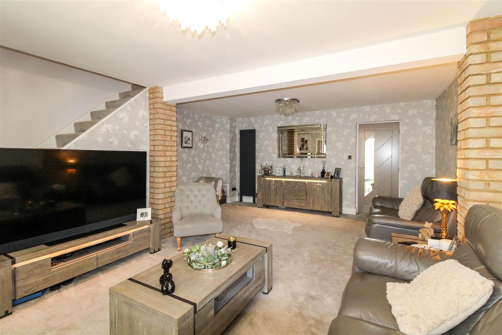 Property photo 2 of 15 Lounge