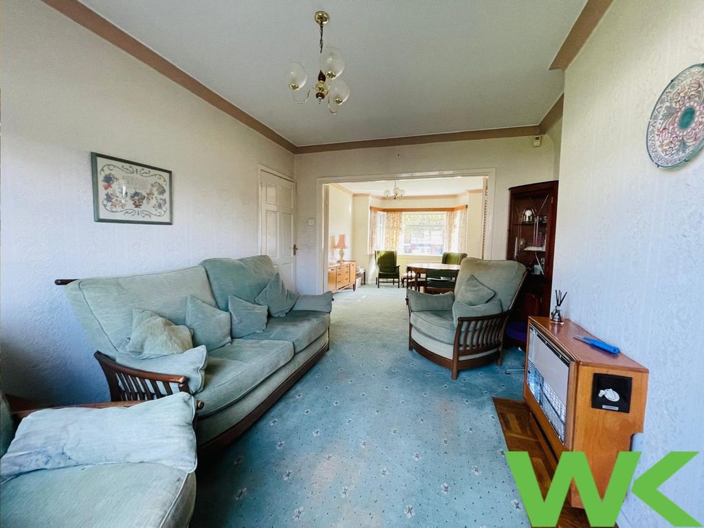 Property photo 3 of 11 Through Lounge