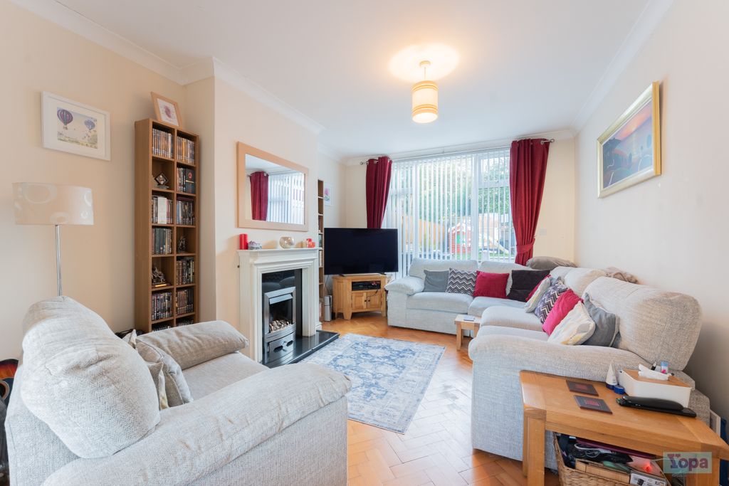 Property photo 2 of 18 Lounge