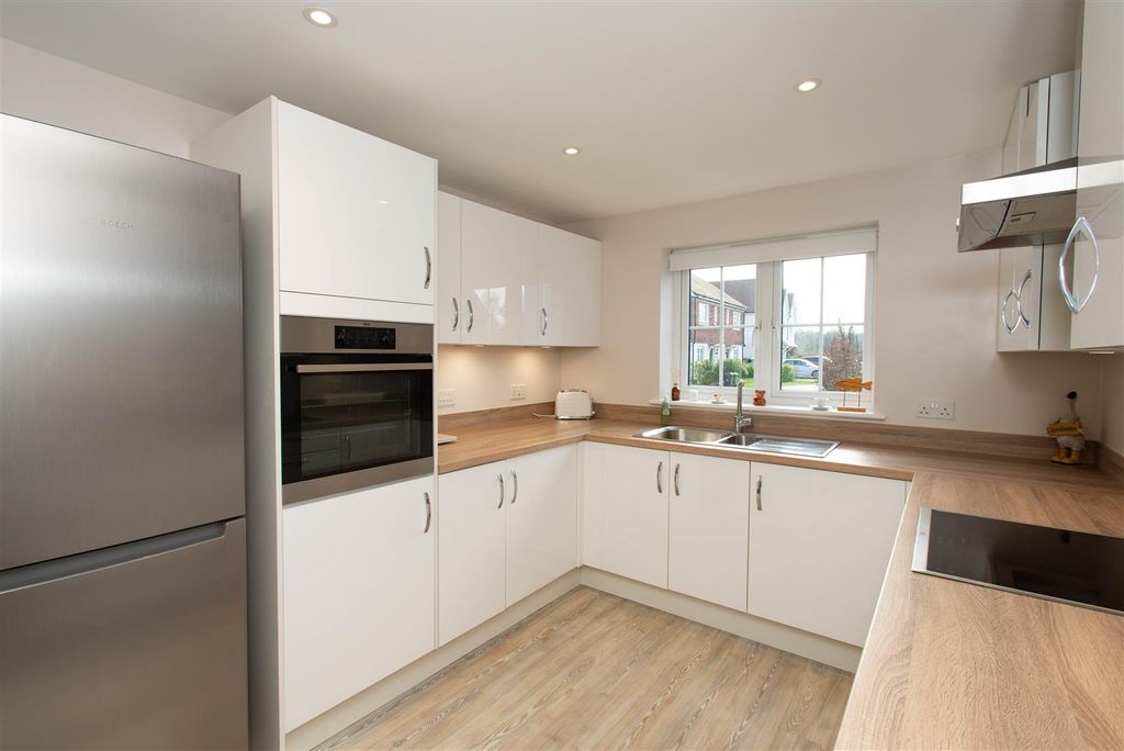 Property photo 2 of 17 2026.03.09 - 8 Damson Dr, Halstead, Tn14 7Ha-3357.