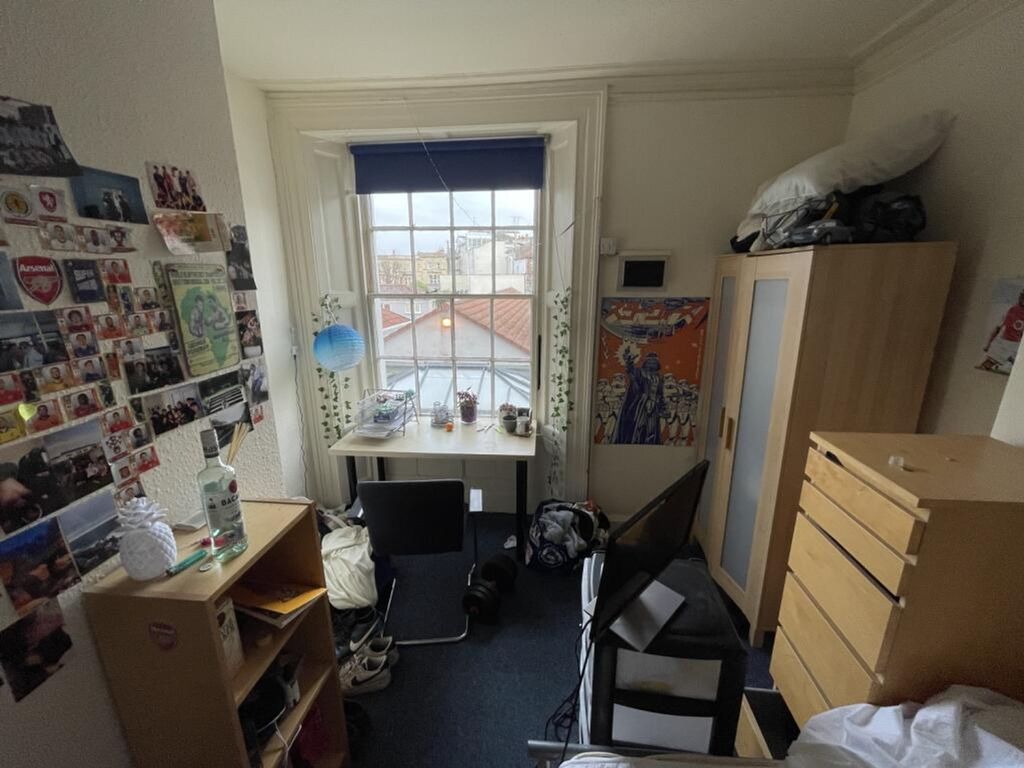 Property photo 3 of 12 Bright And Cozy Double Bedroom Featuring Large Win...