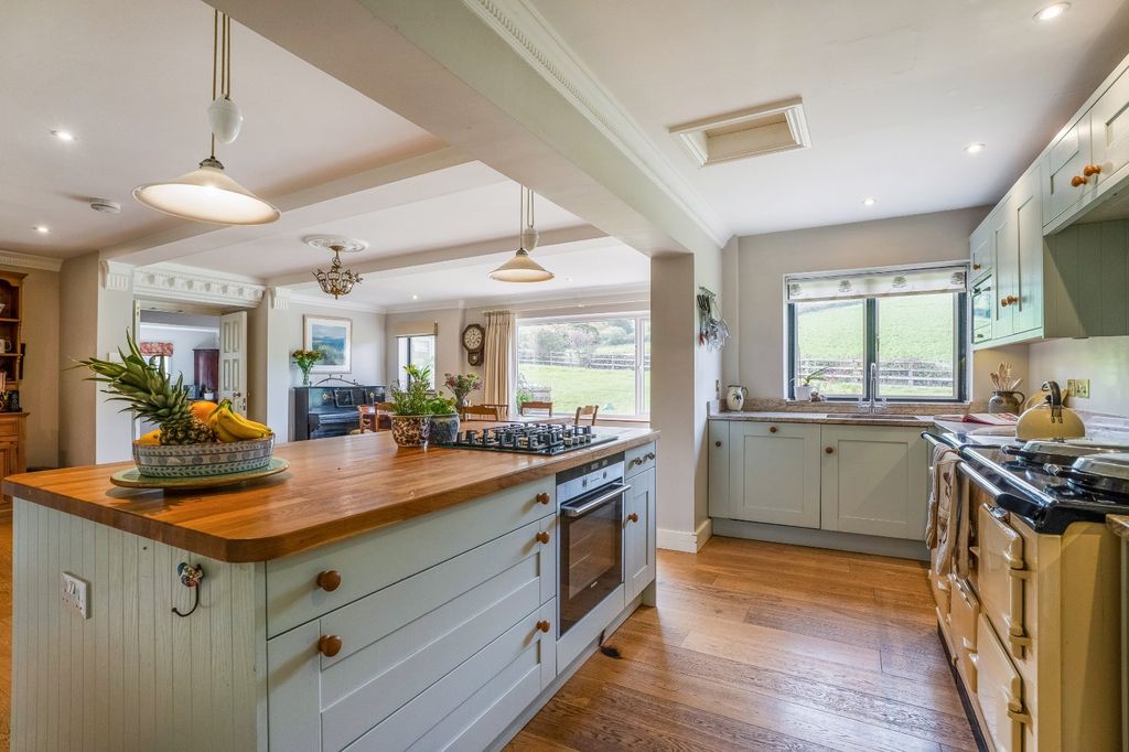 Property photo 3 of 23 Kitchen