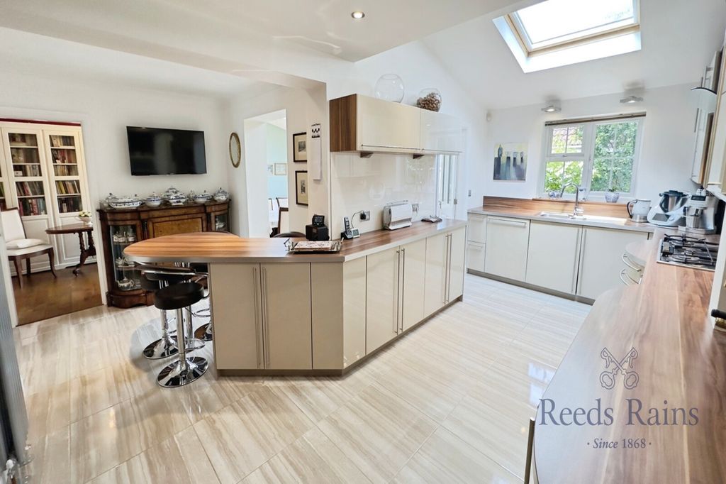 Property photo 3 of 29 Breakfast Kitchen