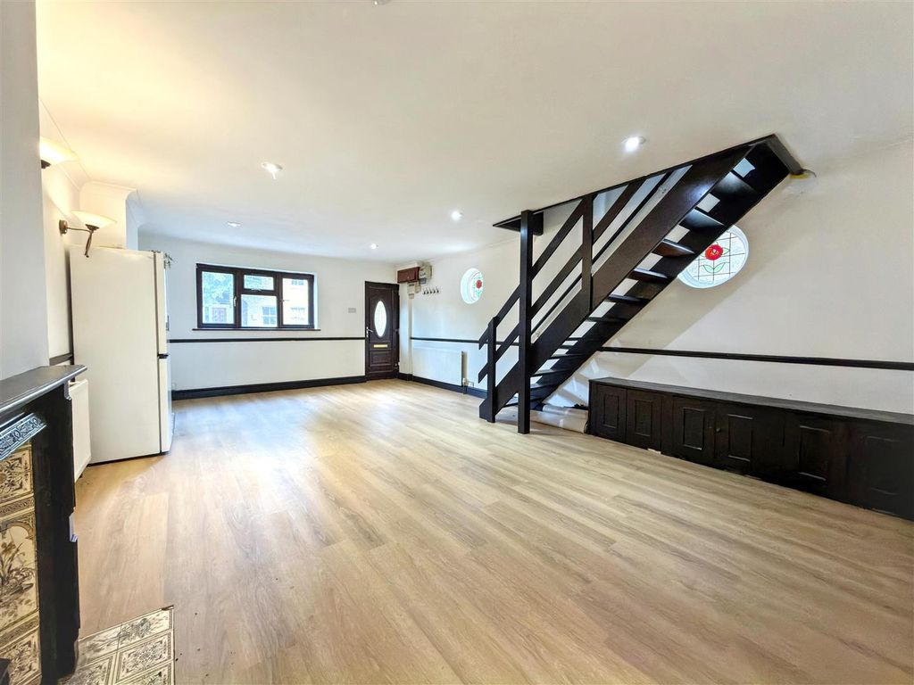 Property photo 2 of 15 Through Lounge