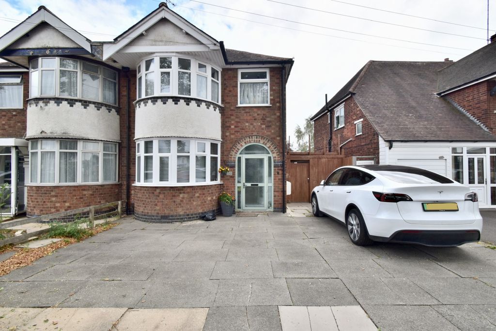 Property photo 1 of 13 Welford Road, Knighton, Leicester, Leicestershire, Le2 6En
