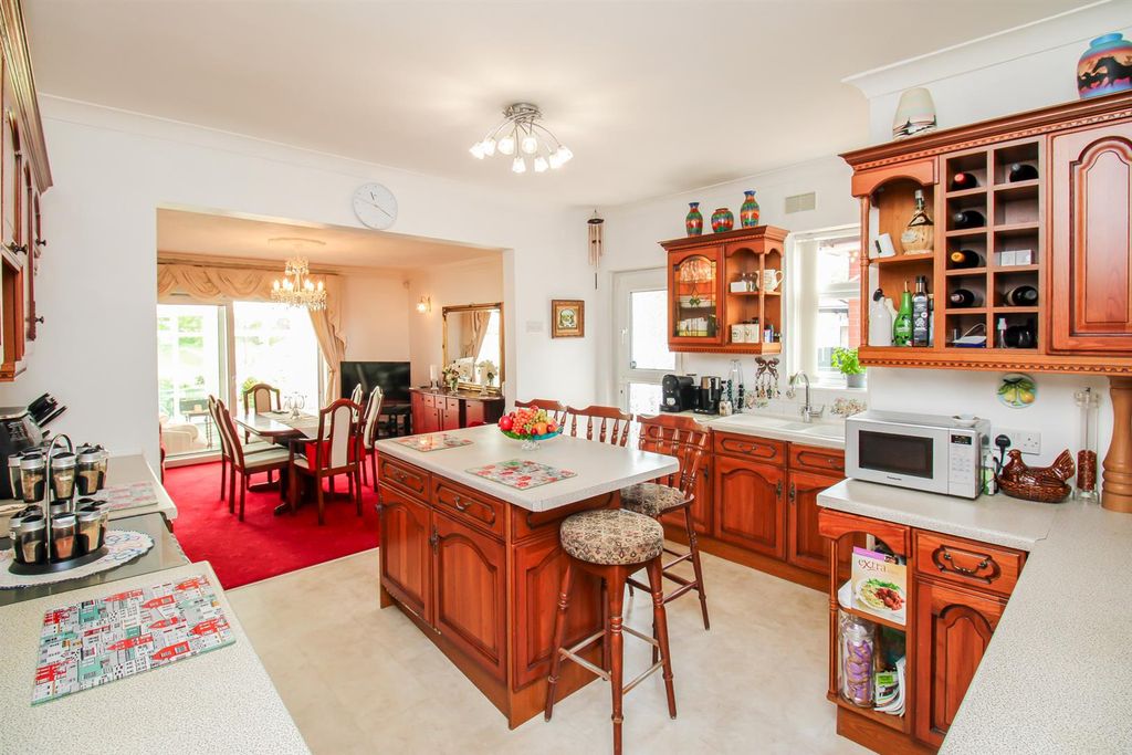 Property photo 3 of 22 Kitchen/Breakfast Room