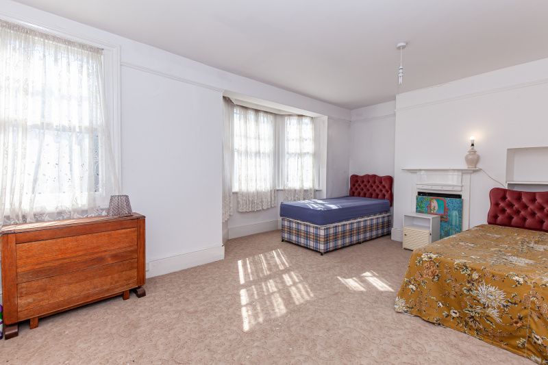 Property photo 3 of 11 Room